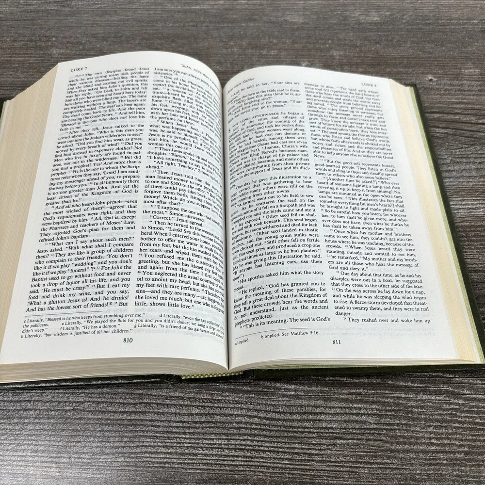 The Living Bible Paraphrased 1981 Green Hardcover Tyndale Vintage 70s 80s